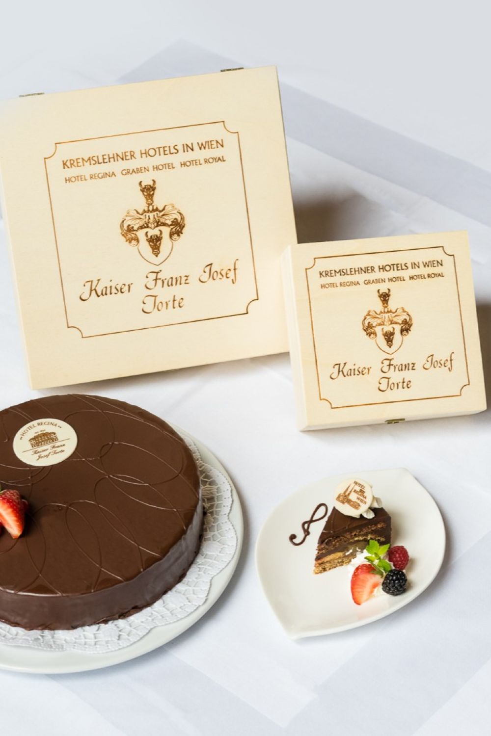 Unsere Kaiser Franz Josef Torte, ein Schokoladenkuchen und ein Stück Kuchen auf einem Teller